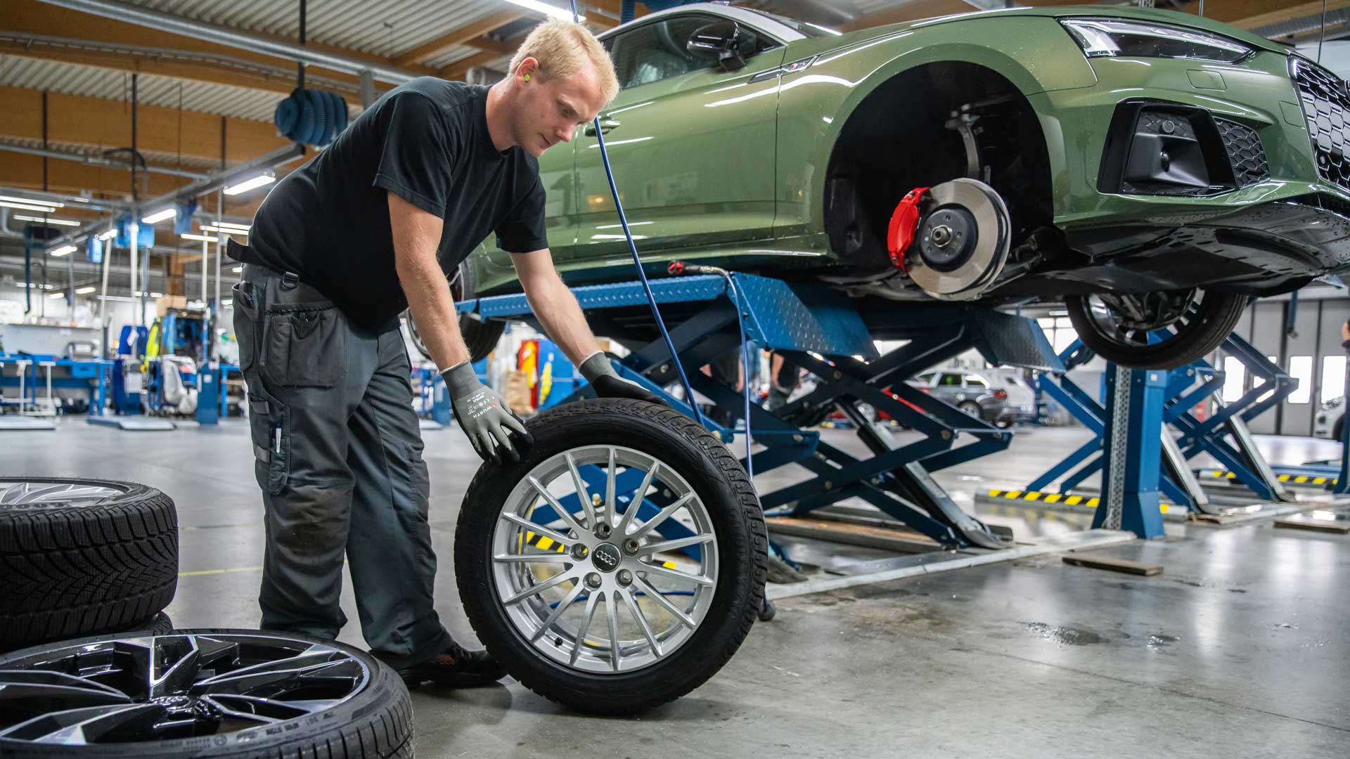 Mekaniker utför däckbyte på bilverkstad i Stockholm